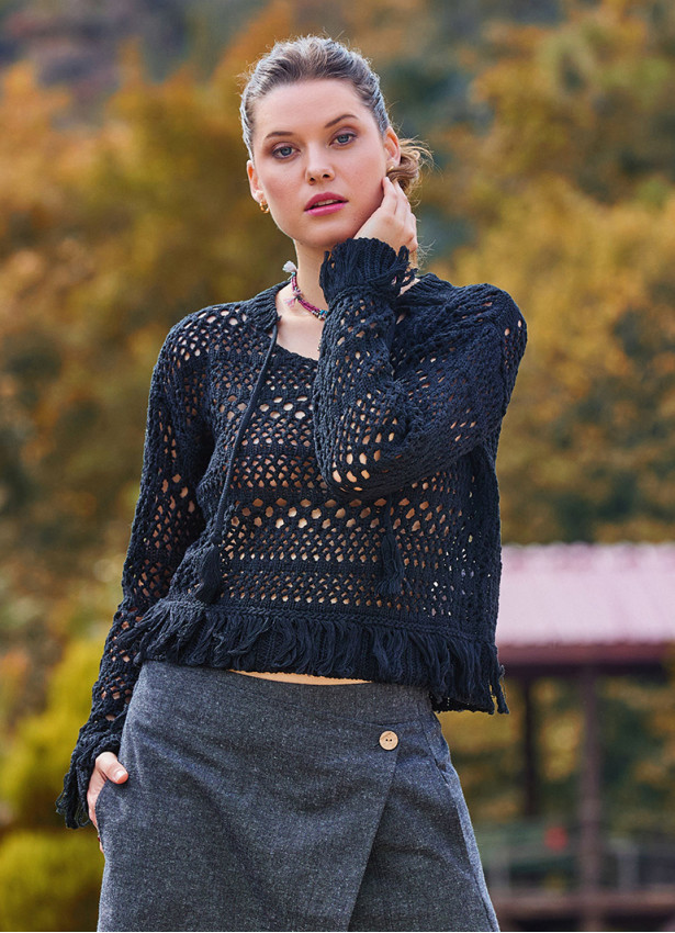 Crew Neck Tasseled Black Winter Blouse 4743